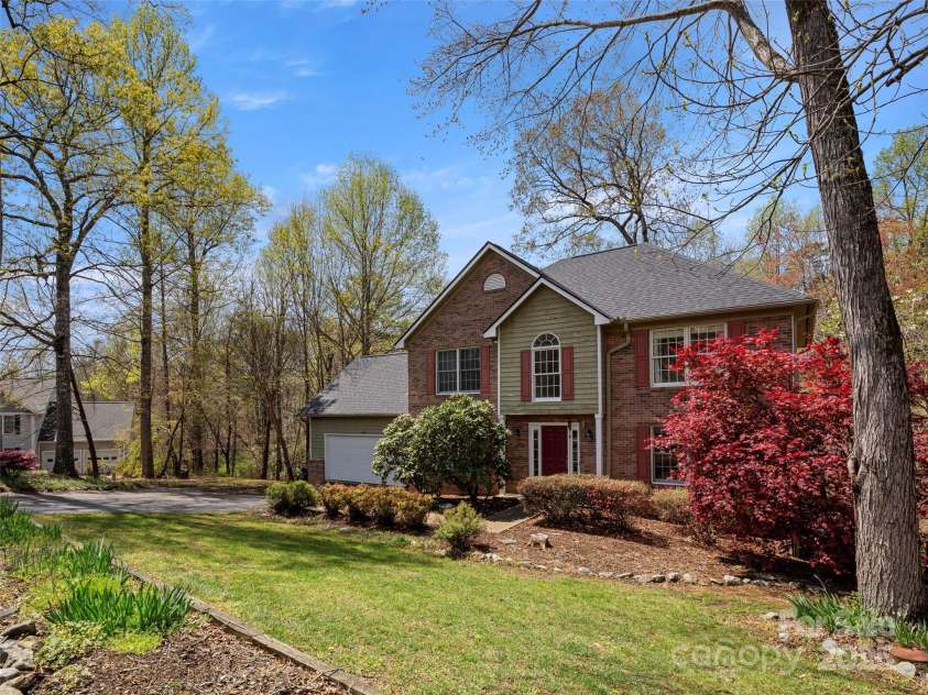 11 Emerald Drive, Fairview, NC 28730.  MLS# CAR4238890, YatesRealty ID 9760. 