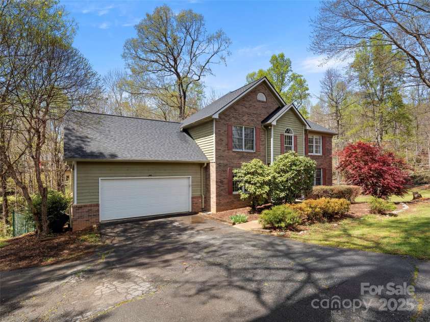 11 Emerald Drive, Fairview, NC 28730.  MLS# CAR4238890, YatesRealty ID 9760. 