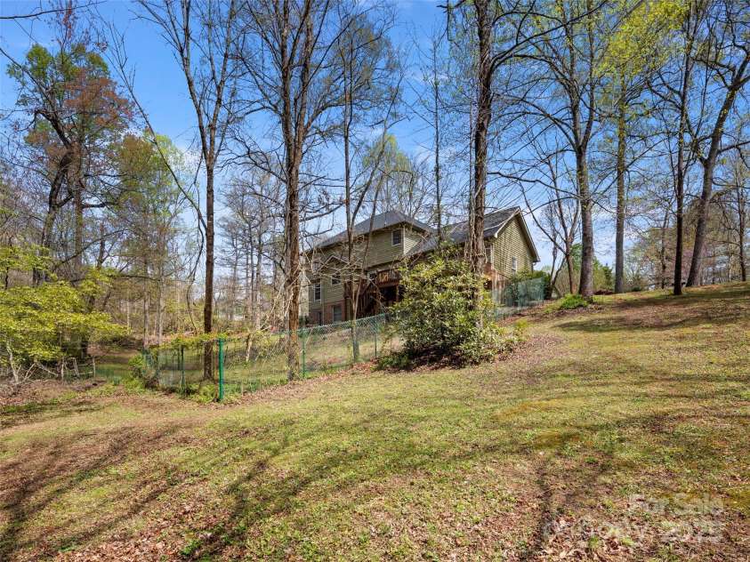 11 Emerald Drive, Fairview, NC 28730.  MLS# CAR4238890, YatesRealty ID 9760. 