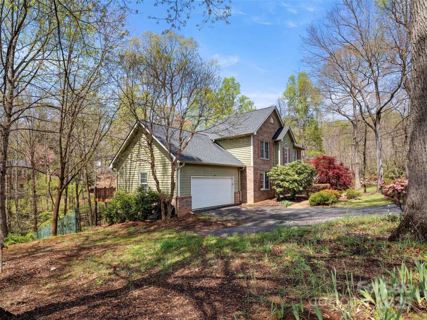 11 Emerald Drive, Fairview, NC 28730.  MLS# CAR4238890, YatesRealty ID 9760. 