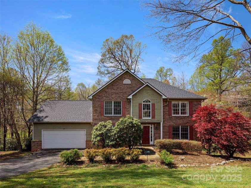11 Emerald Drive, Fairview, NC 28730.  MLS# CAR4238890, YatesRealty ID 9760. 