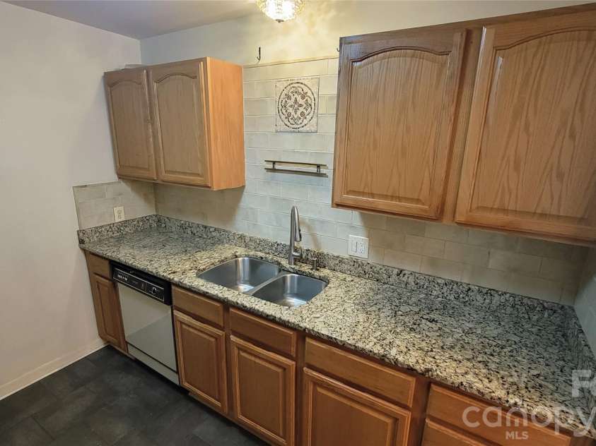 1323 Queens Road, Charlotte, NC 28207.  MLS# CAR4303890, YatesRealty ID 9762. 
