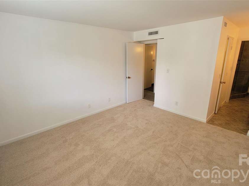 1323 Queens Road, Charlotte, NC 28207.  MLS# CAR4303890, YatesRealty ID 9762. 