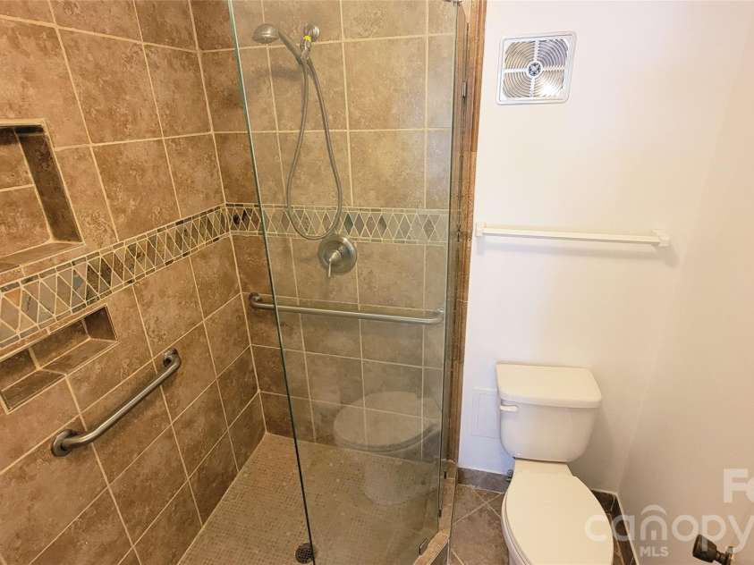 1323 Queens Road, Charlotte, NC 28207.  MLS# CAR4303890, YatesRealty ID 9762. 