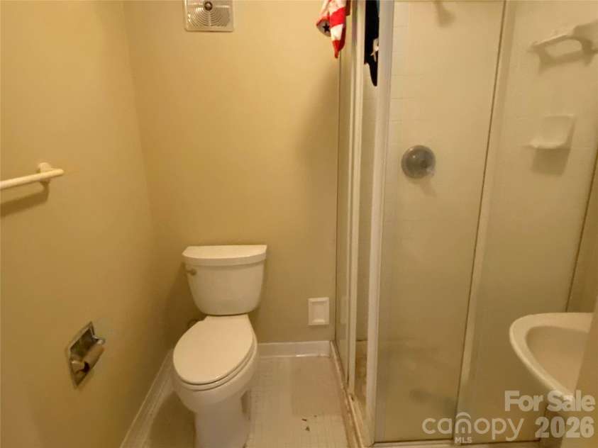 1323 Queens Road, Charlotte, NC 28207.  MLS# CAR4417616, YatesRealty ID 9762. Bath in bedroom 2