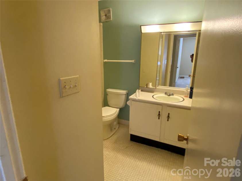 1323 Queens Road, Charlotte, NC 28207.  MLS# CAR4417616, YatesRealty ID 9762. Bathroom 1