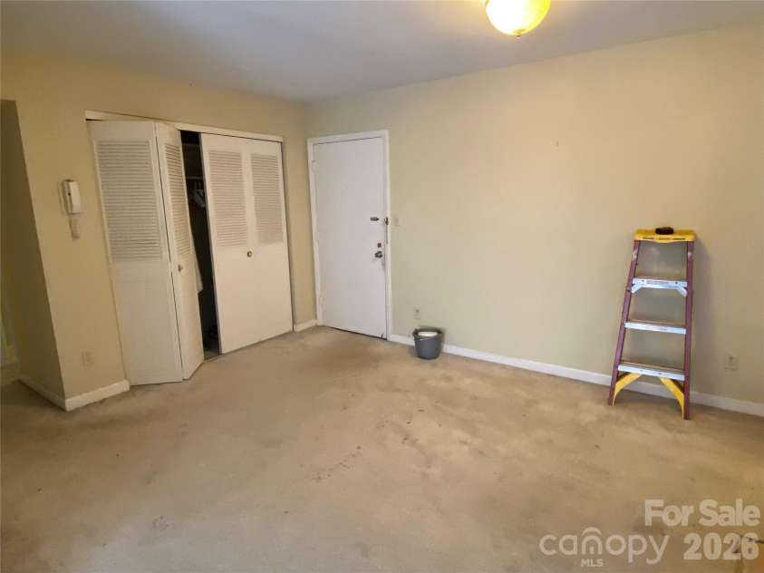 1323 Queens Road, Charlotte, NC 28207.  MLS# CAR4417616, YatesRealty ID 9762. Dining area