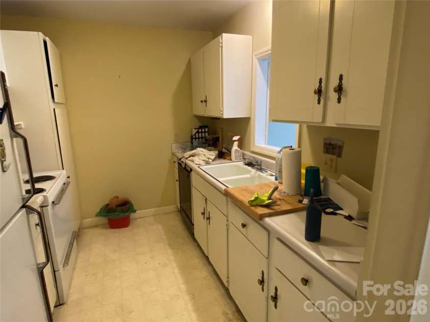 1323 Queens Road, Charlotte, NC 28207.  MLS# CAR4417616, YatesRealty ID 9762. Kitchen