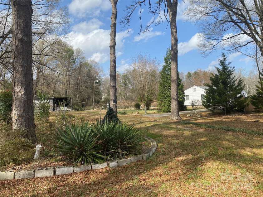 524 Dawn Circle, Charlotte, NC 28213.  MLS# CAR4238690, YatesRealty ID 9762. 