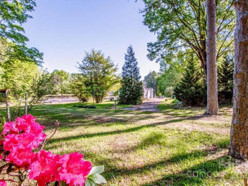 524 Dawn Circle, Charlotte, NC 28213.  MLS# CAR4238690, YatesRealty ID 9762. 