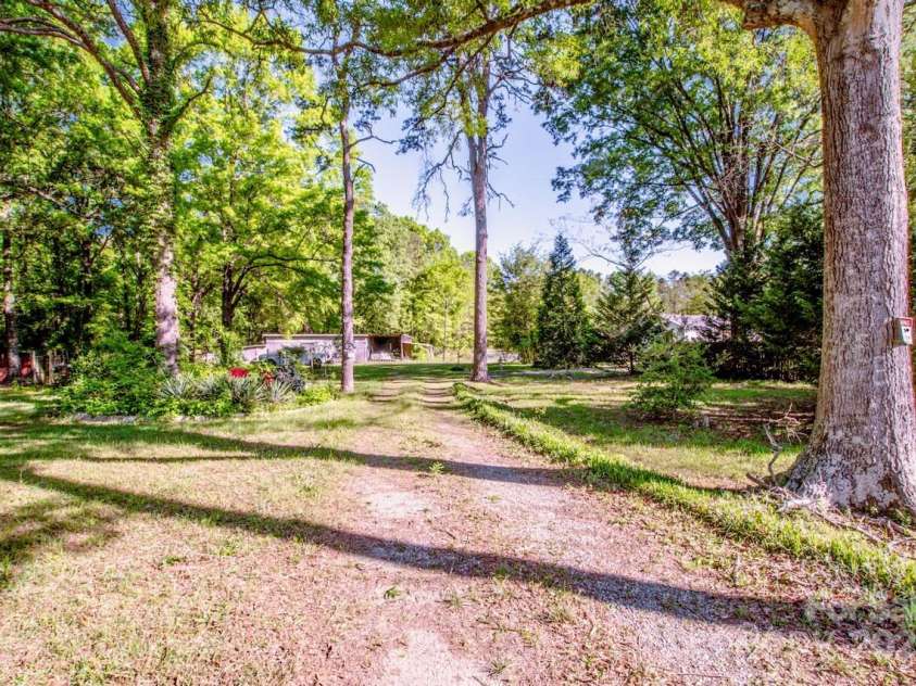 524 Dawn Circle, Charlotte, NC 28213.  MLS# CAR4238690, YatesRealty ID 9762. 