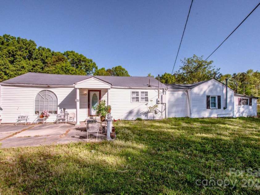 524 Dawn Circle, Charlotte, NC 28213.  MLS# CAR4238690, YatesRealty ID 9762. 