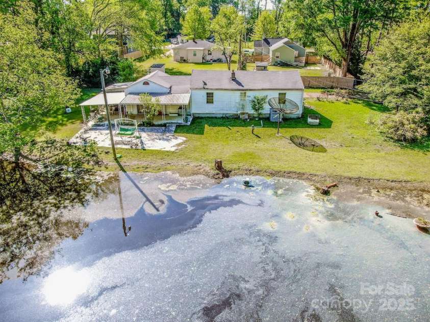 524 Dawn Circle, Charlotte, NC 28213.  MLS# CAR4238690, YatesRealty ID 9762. 