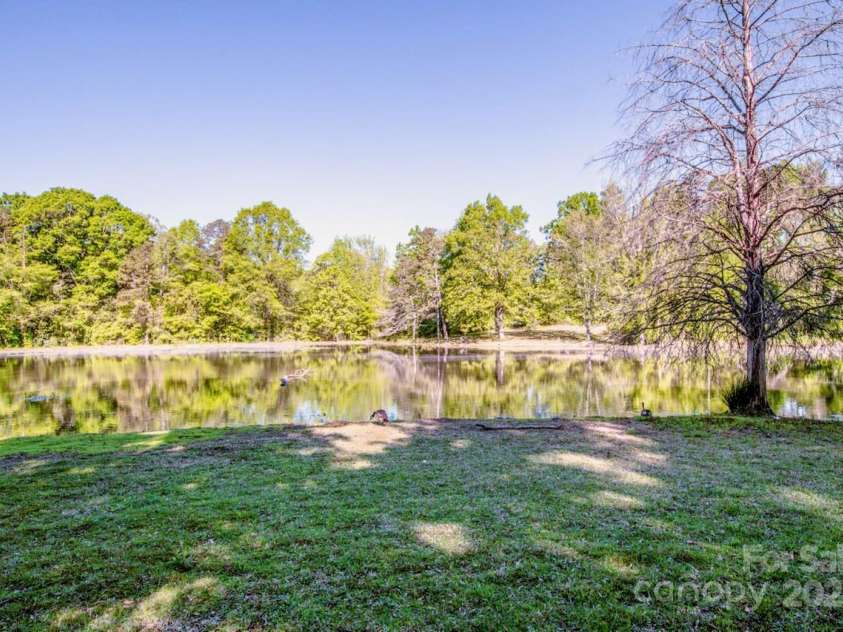 524 Dawn Circle, Charlotte, NC 28213.  MLS# CAR4238690, YatesRealty ID 9762. 