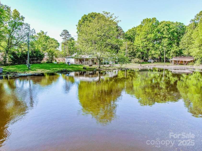 524 Dawn Circle, Charlotte, NC 28213.  MLS# CAR4238690, YatesRealty ID 9762. 