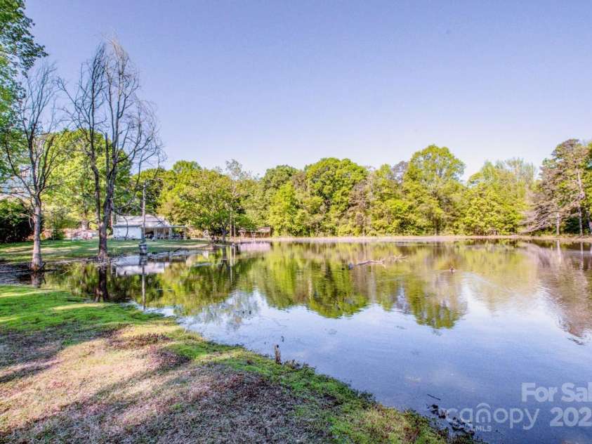 524 Dawn Circle, Charlotte, NC 28213.  MLS# CAR4238690, YatesRealty ID 9762. 