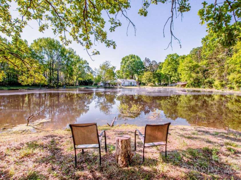 524 Dawn Circle, Charlotte, NC 28213.  MLS# CAR4238690, YatesRealty ID 9762. 