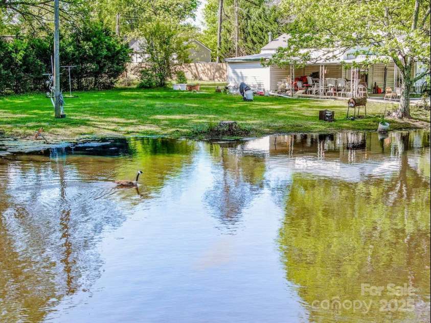 524 Dawn Circle, Charlotte, NC 28213.  MLS# CAR4238690, YatesRealty ID 9762. 