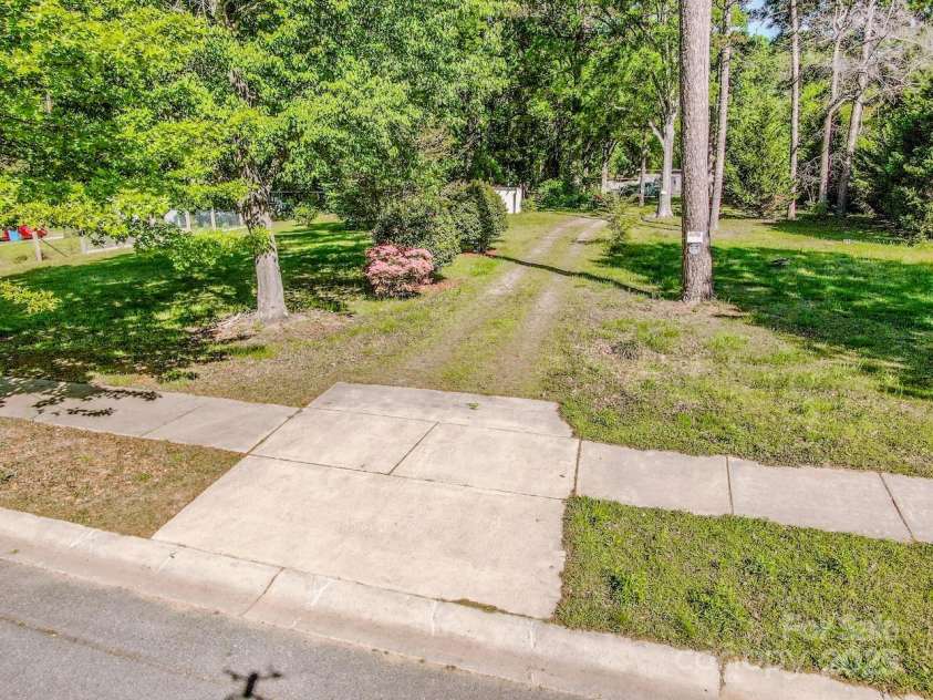 524 Dawn Circle, Charlotte, NC 28213.  MLS# CAR4238690, YatesRealty ID 9762. 