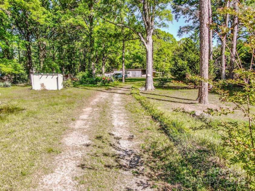 524 Dawn Circle, Charlotte, NC 28213.  MLS# CAR4238690, YatesRealty ID 9762. 