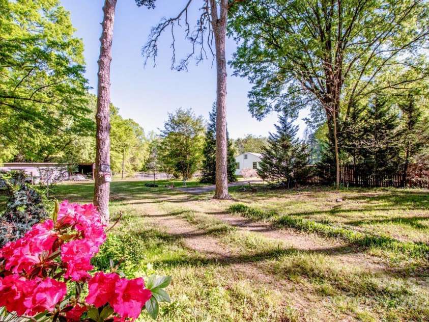 524 Dawn Circle, Charlotte, NC 28213.  MLS# CAR4238690, YatesRealty ID 9762. 