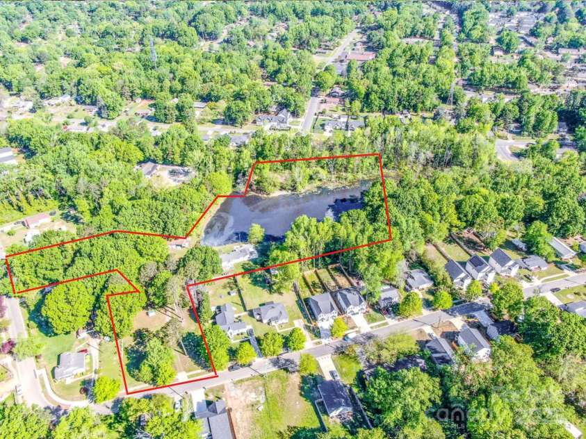 524 Dawn Circle, Charlotte, NC 28213.  MLS# CAR4238690, YatesRealty ID 9762. 