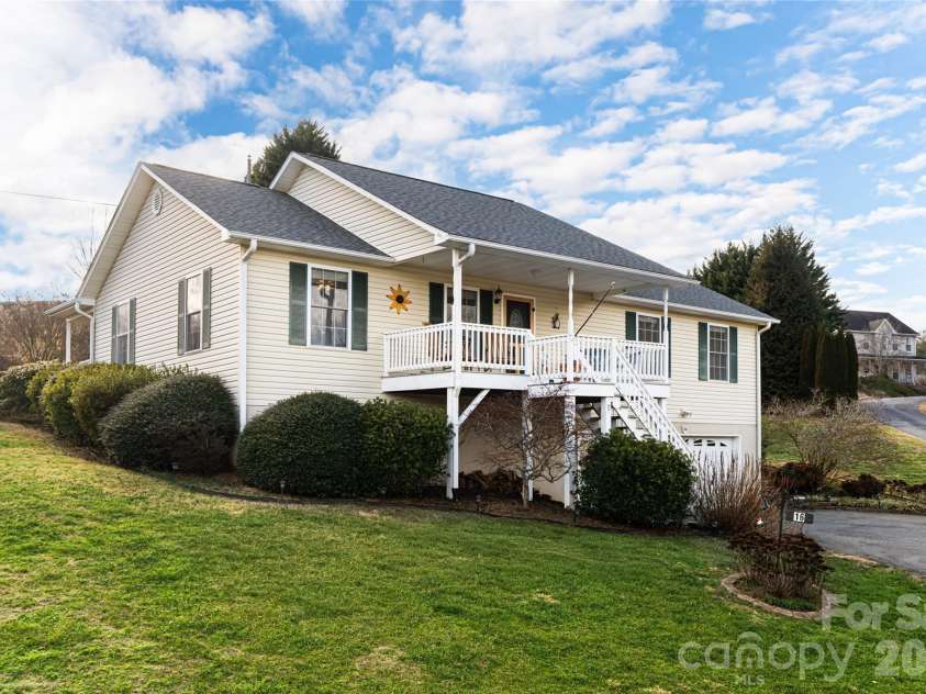 16 Kinsale Drive, Leicester, NC 28748.  MLS# CAR4340281, YatesRealty ID 9765. 