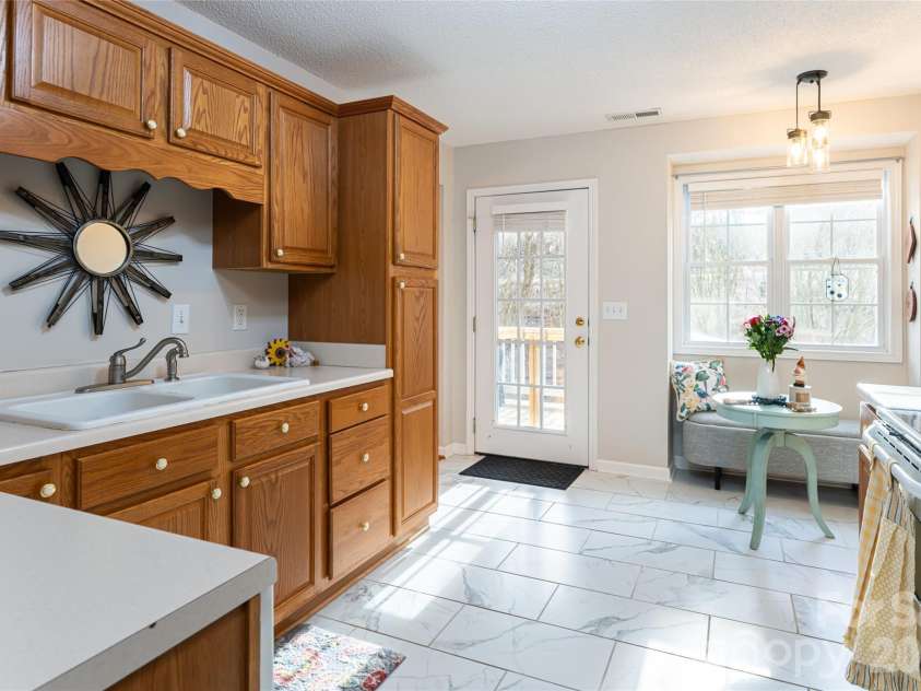 16 Kinsale Drive, Leicester, NC 28748.  MLS# CAR4340281, YatesRealty ID 9765. 