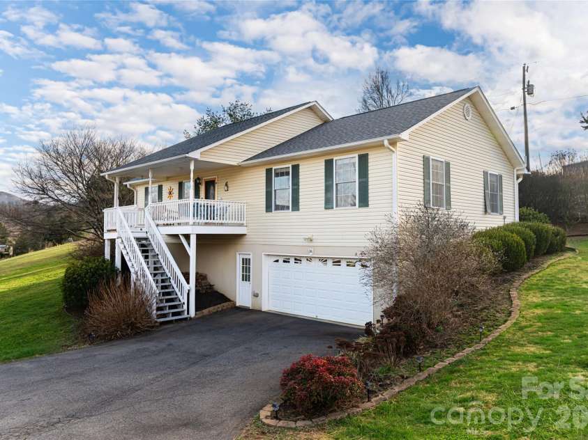 16 Kinsale Drive, Leicester, NC 28748.  MLS# CAR4340281, YatesRealty ID 9765. 