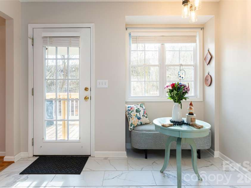 16 Kinsale Drive, Leicester, NC 28748.  MLS# CAR4340281, YatesRealty ID 9765. Breakfast nook