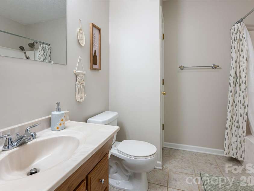 16 Kinsale Drive, Leicester, NC 28748.  MLS# CAR4340281, YatesRealty ID 9765. Main bath