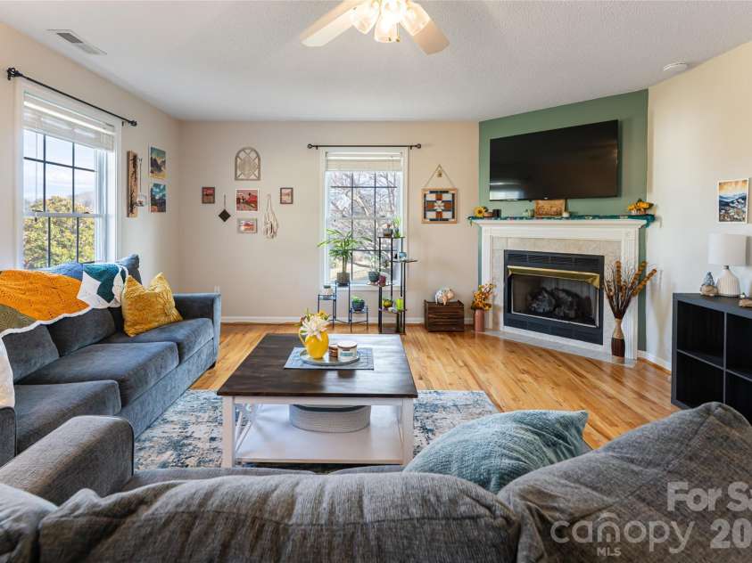 16 Kinsale Drive, Leicester, NC 28748.  MLS# CAR4340281, YatesRealty ID 9765. Spacious Living Room