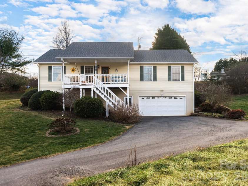 16 Kinsale Drive, Leicester, NC 28748.  MLS# CAR4340281, YatesRealty ID 9765. Welcome to 16 Kinsale Dr!