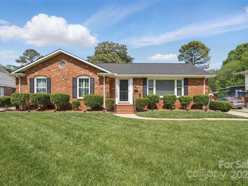 1917 Bentley Place, Charlotte, NC 28205.  MLS# CAR4250365, YatesRealty ID 9767. 