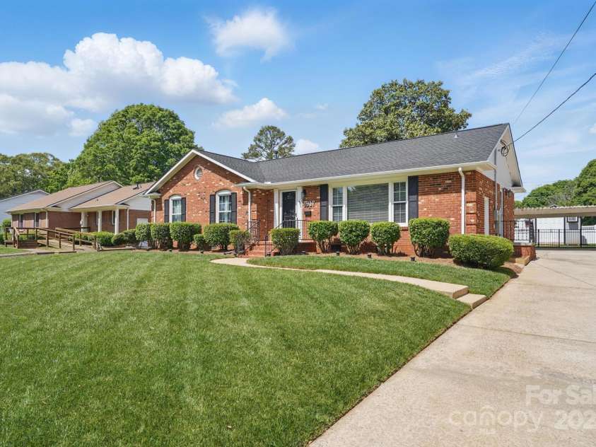 1917 Bentley Place, Charlotte, NC 28205.  MLS# CAR4250365, YatesRealty ID 9767. 
