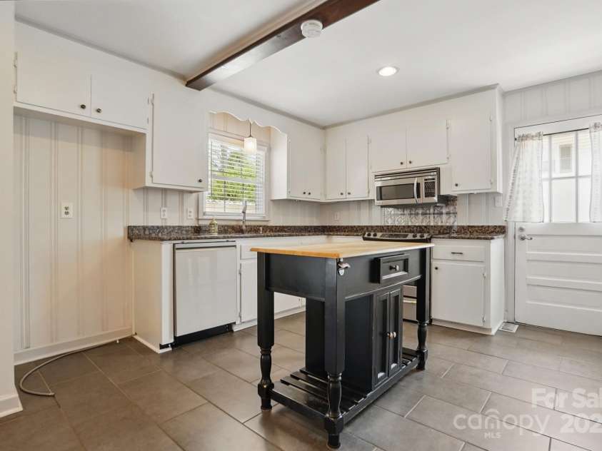 1917 Bentley Place, Charlotte, NC 28205.  MLS# CAR4250365, YatesRealty ID 9767. 