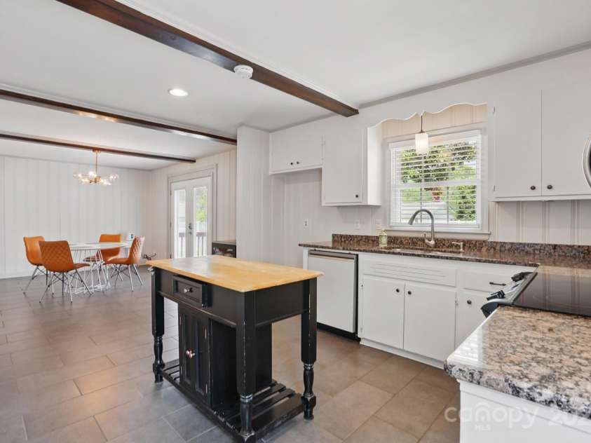 1917 Bentley Place, Charlotte, NC 28205.  MLS# CAR4250365, YatesRealty ID 9767. 