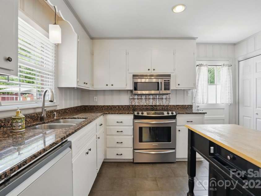 1917 Bentley Place, Charlotte, NC 28205.  MLS# CAR4250365, YatesRealty ID 9767. 