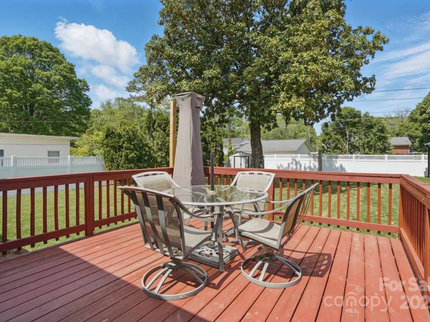 1917 Bentley Place, Charlotte, NC 28205.  MLS# CAR4250365, YatesRealty ID 9767. 