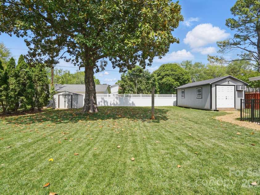 1917 Bentley Place, Charlotte, NC 28205.  MLS# CAR4250365, YatesRealty ID 9767. 