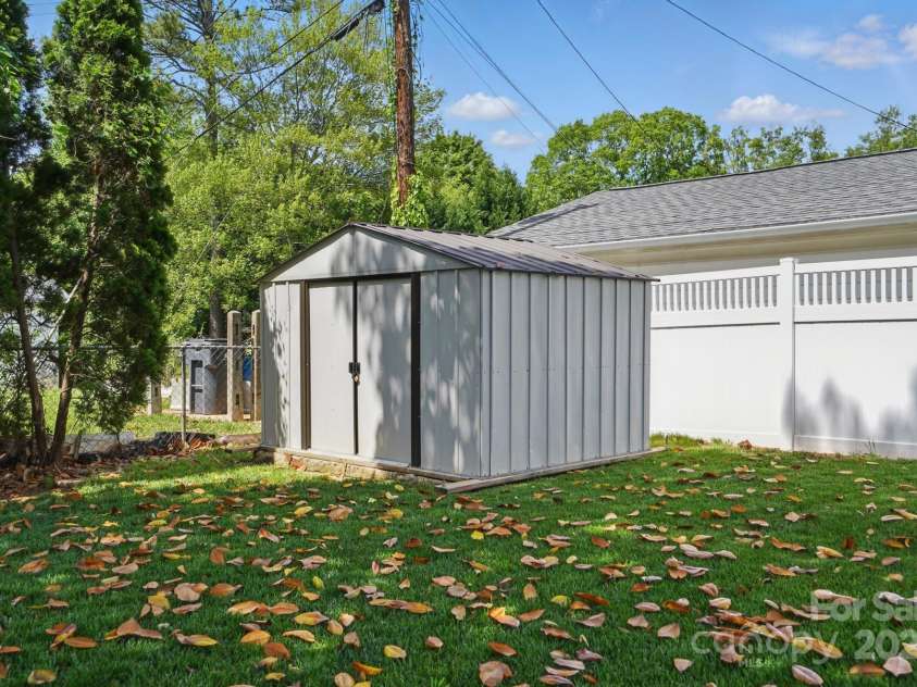 1917 Bentley Place, Charlotte, NC 28205.  MLS# CAR4250365, YatesRealty ID 9767. 