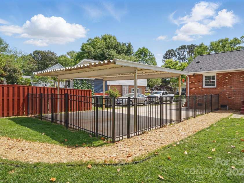 1917 Bentley Place, Charlotte, NC 28205.  MLS# CAR4250365, YatesRealty ID 9767. 