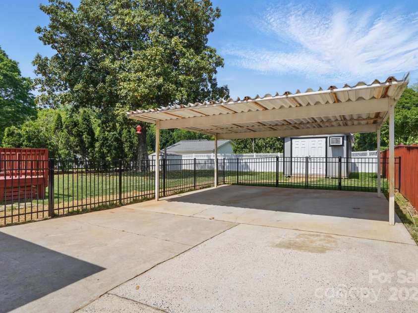 1917 Bentley Place, Charlotte, NC 28205.  MLS# CAR4250365, YatesRealty ID 9767. 