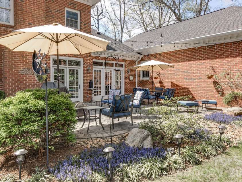 7045 Erin Court, Charlotte, NC 28210.  MLS# CAR4361093, YatesRealty ID 9768. 