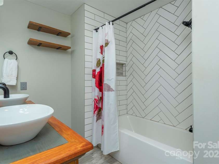 1740 Haywood Road, Hendersonville, NC 28791.  MLS# CAR4226897, YatesRealty ID 977. Primary Ensuite Bathroom