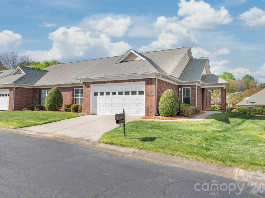 13440 Mint Lake Drive, Matthews, NC 28105.  MLS# CAR4366761, YatesRealty ID 9772. 