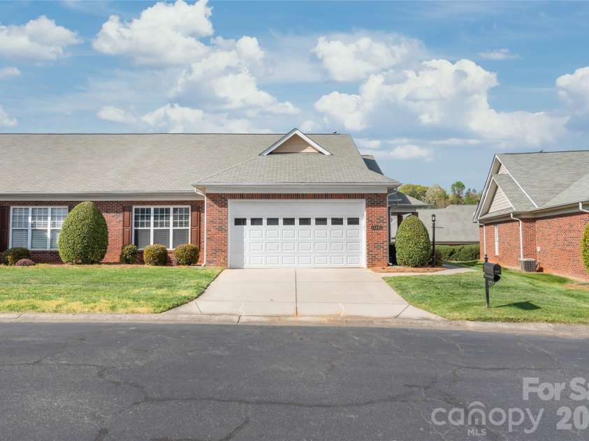 13440 Mint Lake Drive, Matthews, NC 28105.  MLS# CAR4366761, YatesRealty ID 9772. 