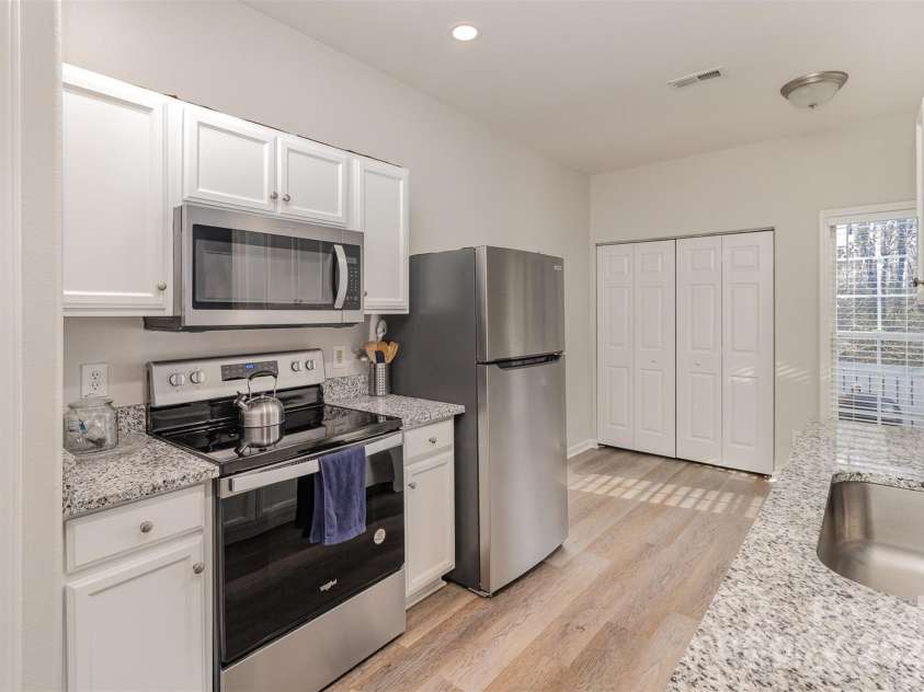 1751 Holliford Court, Charlotte, NC 28215.  MLS# CAR4227714, YatesRealty ID 9772. Beautiful Kitchen!