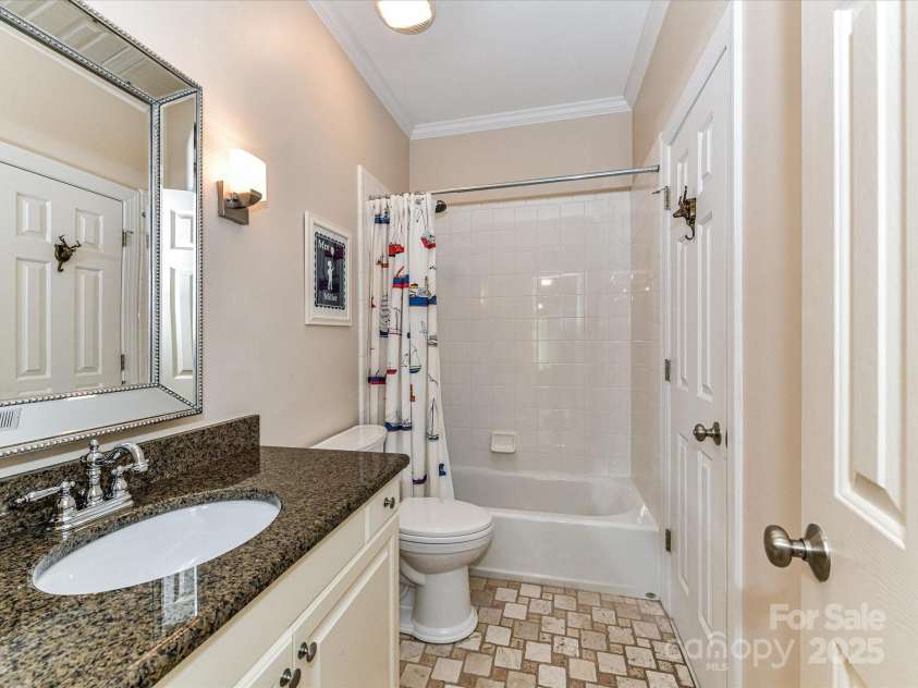 14629 Jockeys Ridge Drive, Charlotte, NC 28277.  MLS# CAR4218367, YatesRealty ID 9774. Bathroom #2 ensuite