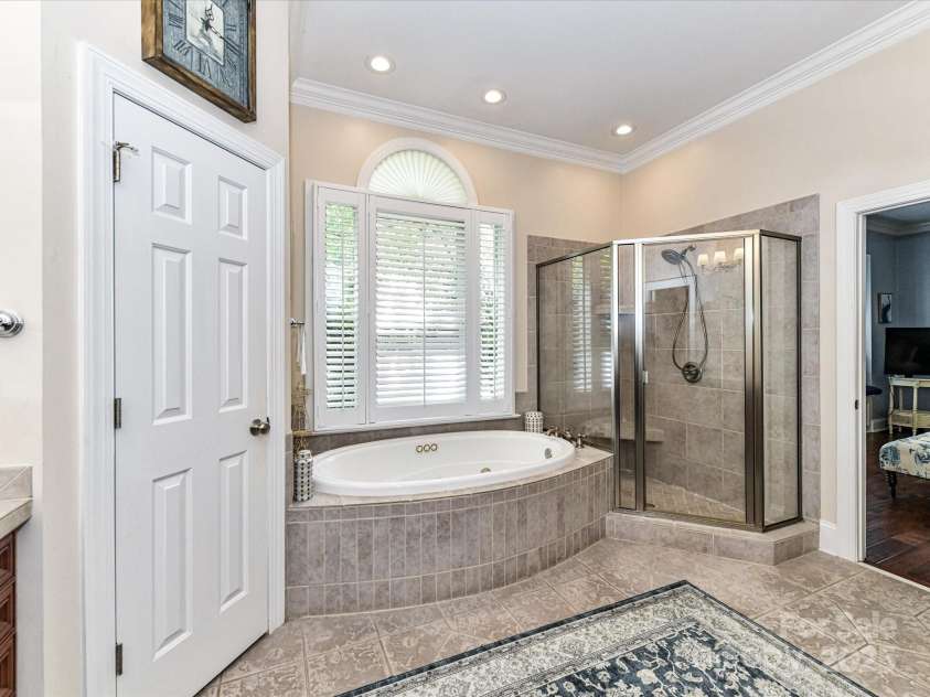 14629 Jockeys Ridge Drive, Charlotte, NC 28277.  MLS# CAR4218367, YatesRealty ID 9774. Main Floor Primary Suite